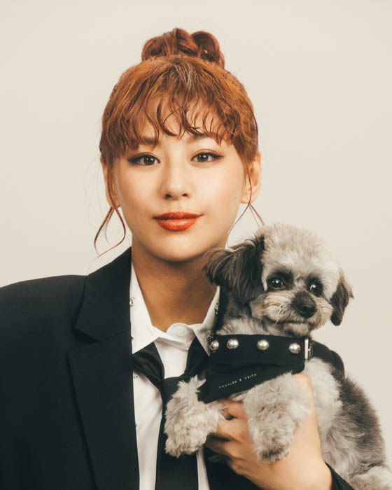 西内まりや & 愛犬ロロをモデルに迎えたHOLIDAY COLLECTION 2023 のスペシャルムービーとルックを公開！