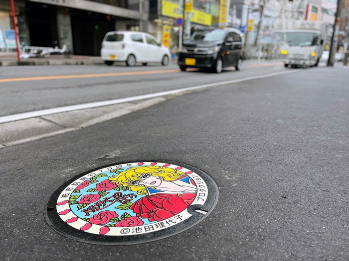 全国初!「ベルサイユのばら」デザインマンホール蓋を柏市で設置