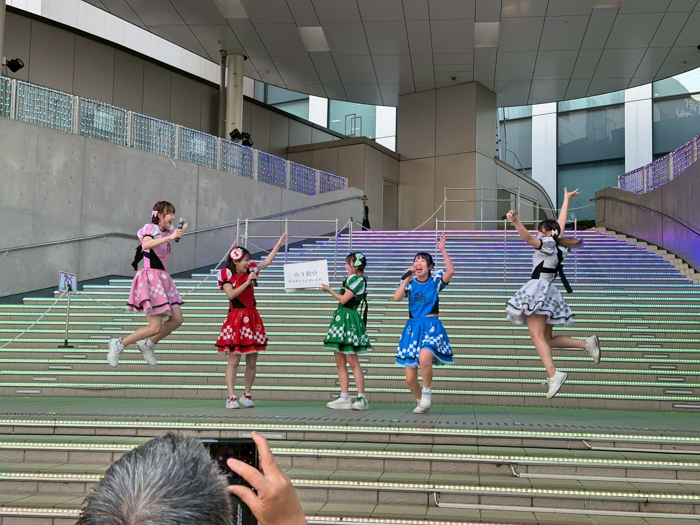 けっぱって東北初のオリコン1位の快挙!全国を“えがお”に!ツアーでは仙台PITの舞台にも