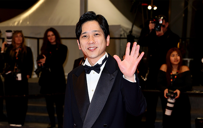 二宮和也がアルマーニを着用して第78回カンヌ国際映画祭に登場！