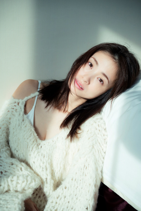 上戸彩15年ぶりの写真集で寝起き姿、食事風景などかわいさあふれる表情を披露!『Midday Reverie』7/10発売