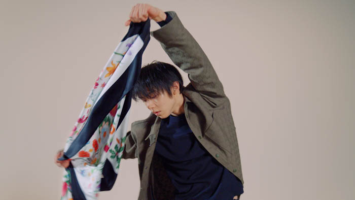 羽生結弦がグッチのシルクスカーフのエレガンスを表現した特別映像「A MOVEMENT OF SILK」完全版、グッチ公式ウェブサイトにて公開!