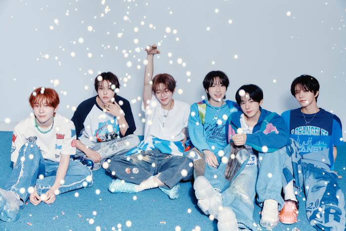New Balanceのアパレル「SUMMER Tee」、ABC-MARTにて韓国人気グループ『NCT WISH』の着用ビジュアル公開!