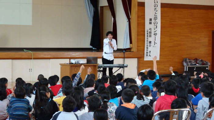 【能登】子どもたちの“復興への想い”から生まれた合唱曲『フェニックス』が完成。5月14日(水)輪島高校にて、全校生徒250名と近隣の小学生が合唱を披露。全国を歌で繋ぐキックオフ開催