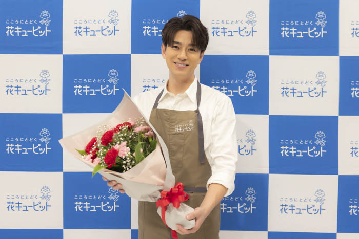 三浦翔平からお花をお渡し、当選者親子で感動!花キューピット母の日特別キャンペーン