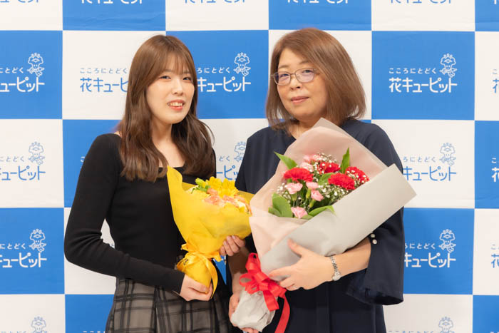 三浦翔平からお花をお渡し、当選者親子で感動!花キューピット母の日特別キャンペーン