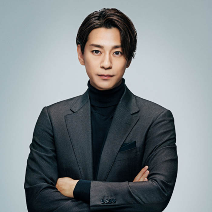 三浦翔平からお花をお渡し、当選者親子で感動!花キューピット母の日特別キャンペーン