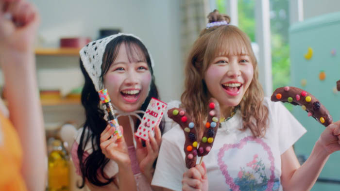 FRUITS ZIPPER、「明治おかし大使」2年目で初仕事! 猛暑の夏休み、おうち時間がチョコっといい日になぁれ♪