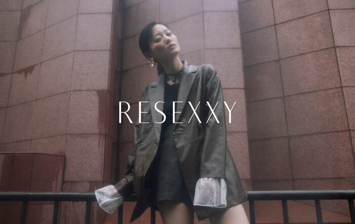 山下美月が纏う「RESEXXY(リゼクシー)」の“クールフェミニン”な秋ビジュアル公開