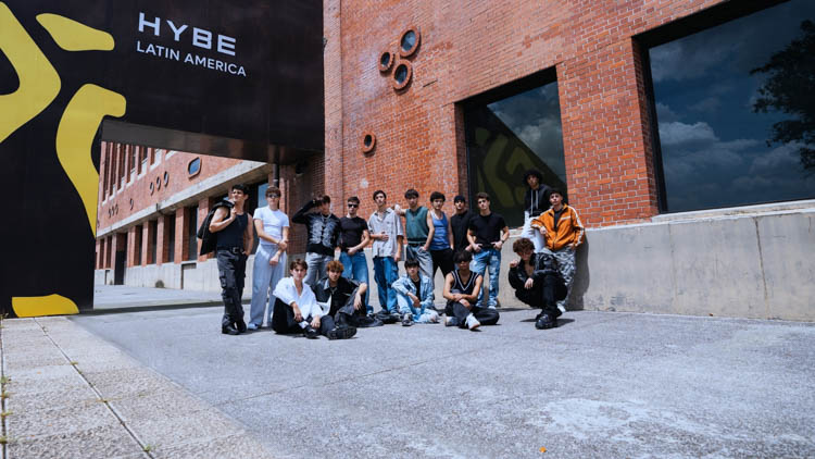HYBE LATIN AMERICAの現地化ボーイグループ「SANTOS BRAVOS」、8月15日にシリーズ初公開！