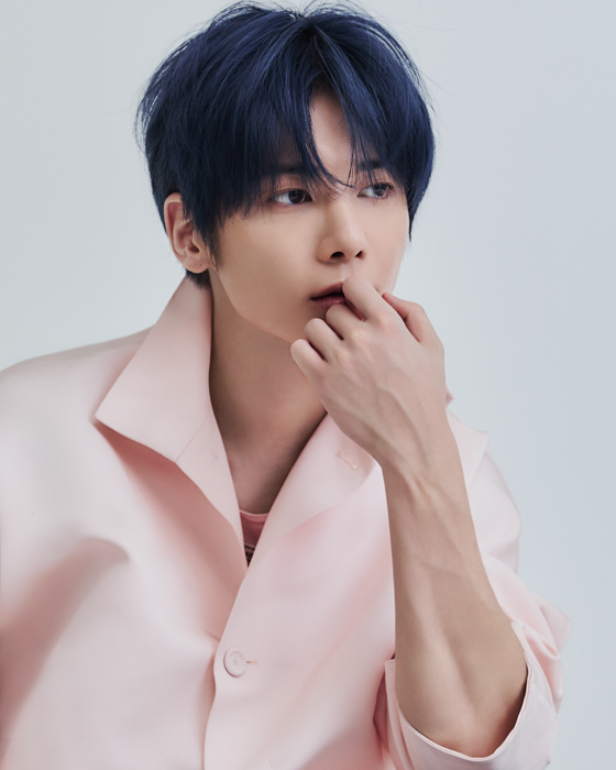 TOMORROW X TOGETHERのTAEHYUNが『CREA』秋号の特別版表紙にソロで初登場!