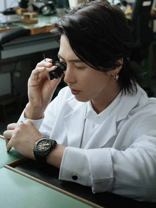 山下智久がブルガリの時計工房へ初訪問!