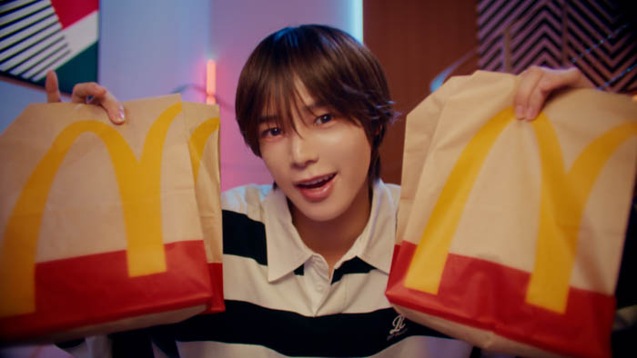 &TEAMがリビングでスポーツ観戦を楽しむ！新WEBCM 「ポテナゲにはコカ・コーラ！篇」公開！