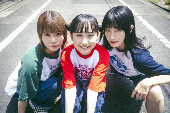 サバシスターががんばる部活生へinゼリーと新曲をライブで「さしいれ」するCM「部活にinゼリー2025 さしいれライブ」篇公開！