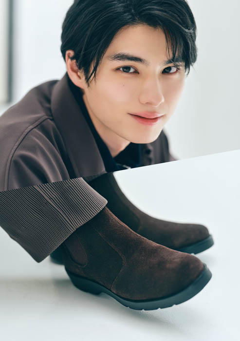 本田響矢起用の新ビジュアルを公開！スニーカーのような快適さで“革靴デビュー”に最適な一足、HAWKINS「スマートカジュアル」