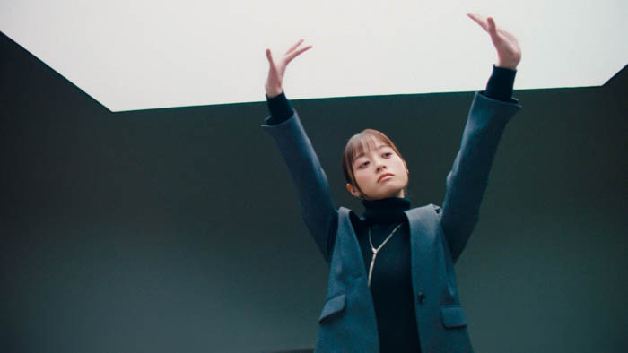 橋本環奈が天使の笑顔を封印、大人カッコいい表情に！洋服の青山新CM「美ジ楽スーツ」篇が10月2日よりWEB公開！