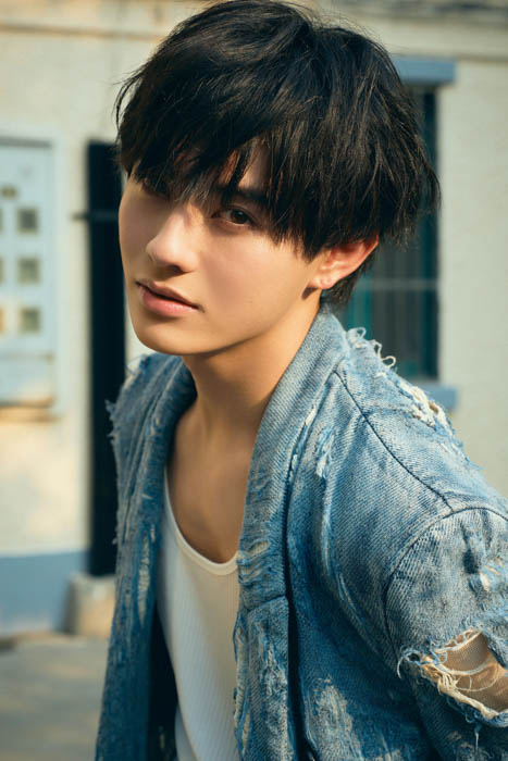 前田拳太郎、初カレンダーの発売が決定！過去最高にエモーショナルで美麗なカットを凝縮！