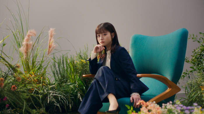 橋本環奈が天使の笑顔を封印、大人カッコいい表情に！洋服の青山新CM「美ジ楽スーツ」篇が10月2日よりWEB公開！