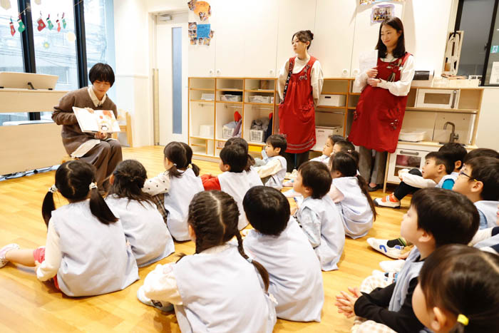 板垣李光人が保育園へ読み聞かせに訪問。自身作の絵本『ボクのいろ』100冊を寄贈