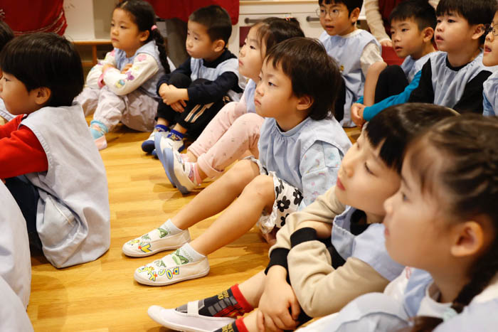 板垣李光人が保育園へ読み聞かせに訪問。自身作の絵本『ボクのいろ』100冊を寄贈