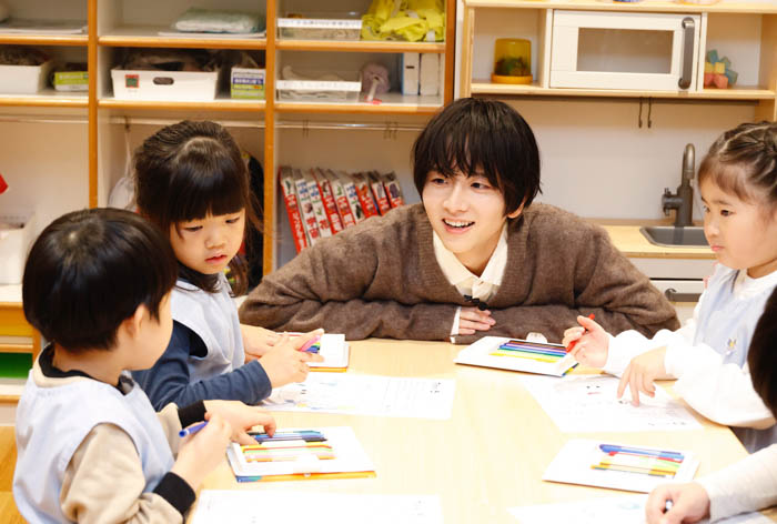板垣李光人が保育園へ読み聞かせに訪問。自身作の絵本『ボクのいろ』100冊を寄贈