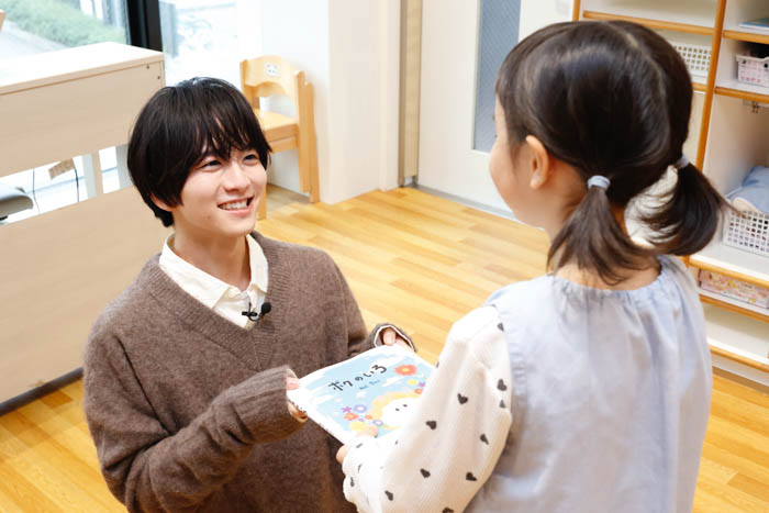 板垣李光人が保育園へ読み聞かせに訪問。自身作の絵本『ボクのいろ』100冊を寄贈