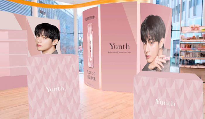BTS・Vの大型ビジュアルがアインズ＆トルペ新宿東口店をジャック！「Yunth」ポップアップストア 12月26日より期間限定オープン。大好評の『限定セット』が数量限定で復活！
