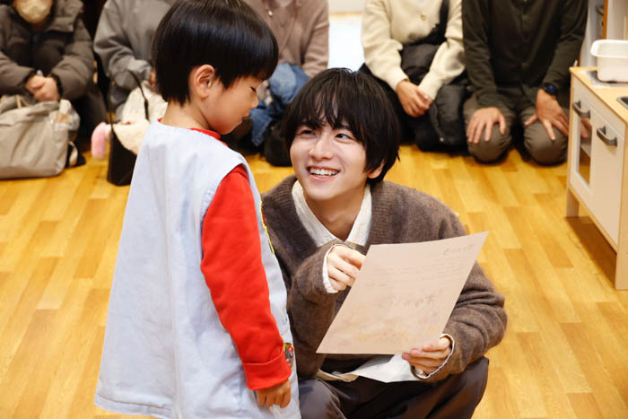 板垣李光人が保育園へ読み聞かせに訪問。自身作の絵本『ボクのいろ』100冊を寄贈