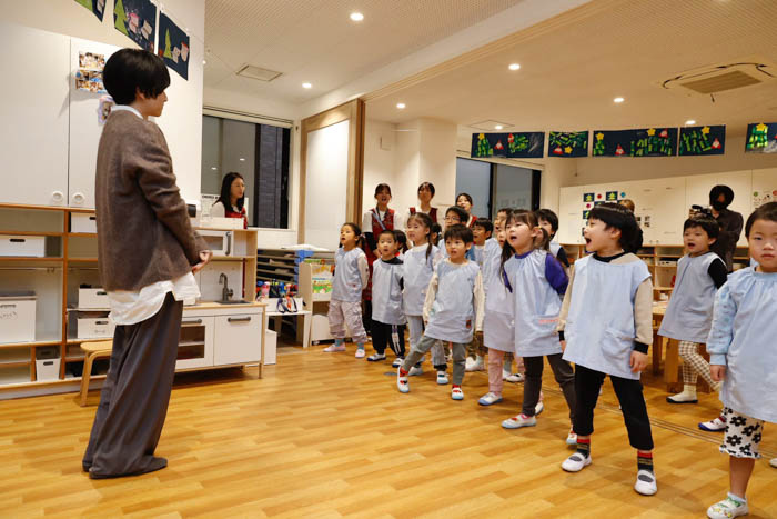 板垣李光人が保育園へ読み聞かせに訪問。自身作の絵本『ボクのいろ』100冊を寄贈