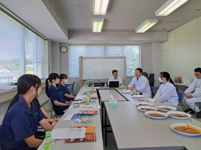 【岩手県立岩谷堂高等学校】赤と黄色のパッケージが目を引く！ 岩手県産食材を贅沢に使ったレトルトカレーを女子高生が開発！
