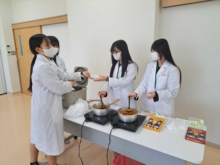 【岩手県立岩谷堂高等学校】赤と黄色のパッケージが目を引く！ 岩手県産食材を贅沢に使ったレトルトカレーを女子高生が開発！