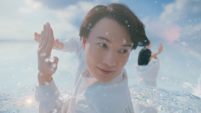上白石萌音・神木隆之介「特水」TV-CMで新境地！本木雅弘との豪華共演で、ウォーターダンスを披露！
