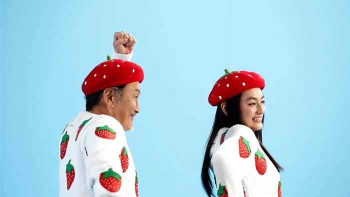 吉田鋼太郎、八木莉可子がキュートないちごづくしの衣装でいちご狩りに挑戦!?新TVCM「白をまとったいちご狩り®」篇1月6日(火)より放映開始!