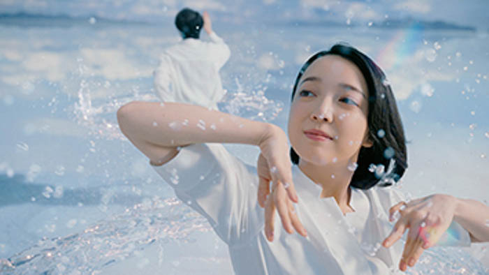 上白石萌音・神木隆之介「特水」TV-CMで新境地！本木雅弘との豪華共演で、ウォーターダンスを披露！