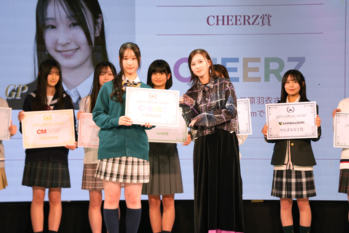 第7回日本制服アワードでGPを受賞した三原羽衣(左)、CHEERZ賞 藤田彩月