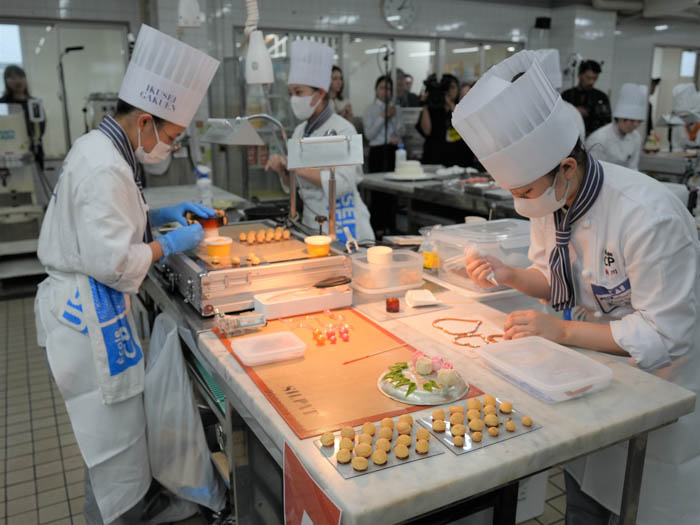 第18回スイーツ甲子園「ペコちゃん賞」受賞 育成調理師専門学校高等課程とスマイルスイッチ部のコラボスイーツ「いっしょに！Smile Switch！ベリーのフロマージュロール」登場！