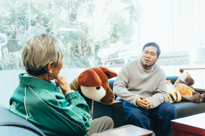 松井ケムリ、村田浩一先生 対談の様子