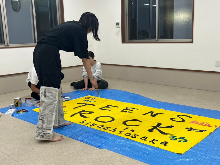 高校生スタッフがフォトスポット横断幕の作成している様子