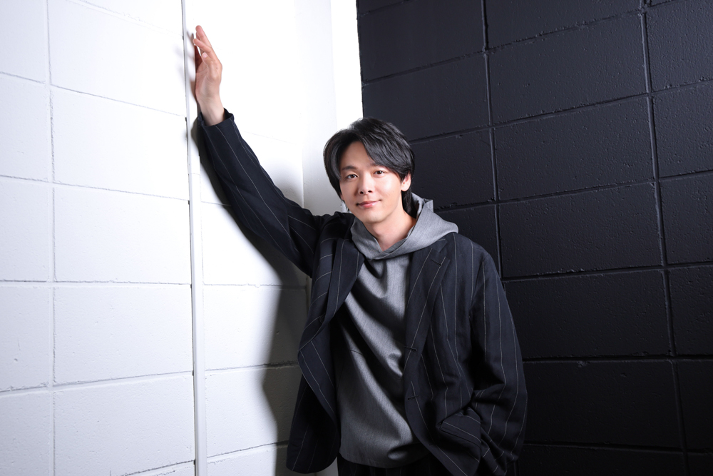 「君はクイズ」主演 中村倫也メインカット