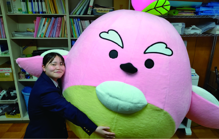 「ももまる」と「ももまる」着ぐるみ製作プロジェクトの提案者の松野夏澄