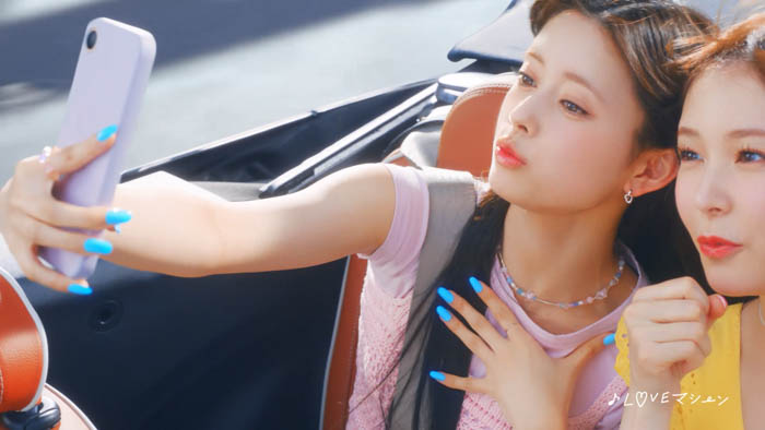 「Essential」新CM「さらツヤすぎる！Essential！（LOVEマシーン）」篇 場面写真