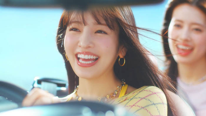 「Essential」新CM「さらツヤすぎる！Essential！（LOVEマシーン）」篇 場面写真