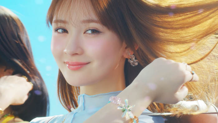 「Essential」新CM「さらツヤすぎる！Essential！（LOVEマシーン）」篇 場面写真