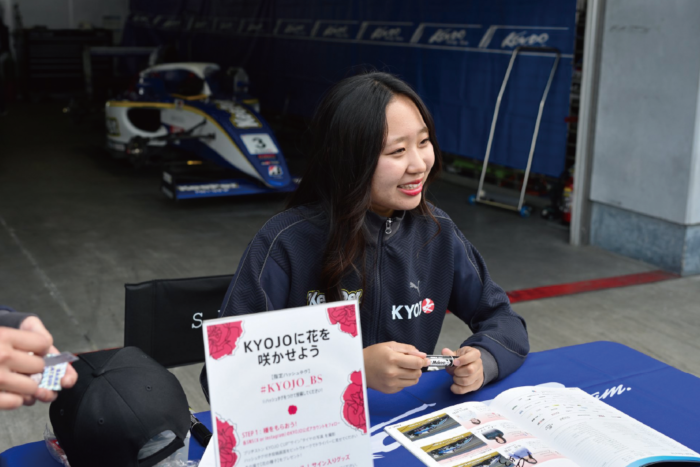 女子高生レーサー 松井沙麗の「ピットウォーク」の様子