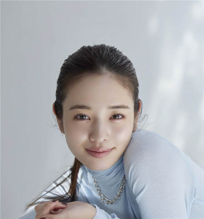横田真悠 宣材写真