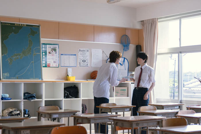 『陽キャ集団にいる芹沢は、俺の前だと様⼦がおかしい』