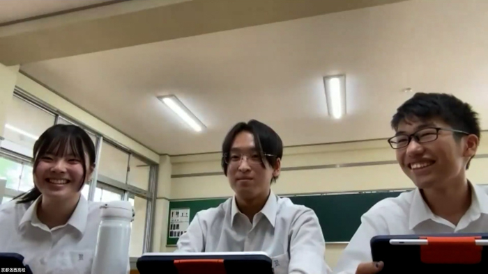 中間報告会での発表の様子